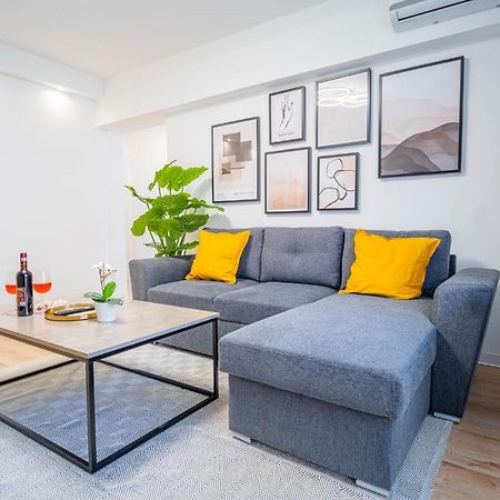 Refreshingly Chic: Newly Renovated 2Br Apartment Bukarest Exterior foto