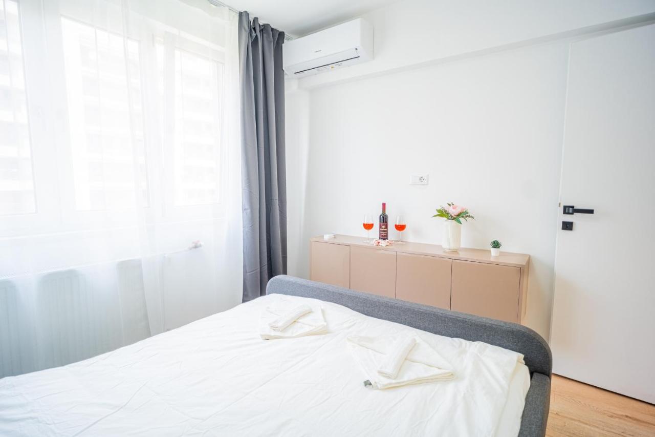 Refreshingly Chic: Newly Renovated 2Br Apartment Bukarest Exterior foto