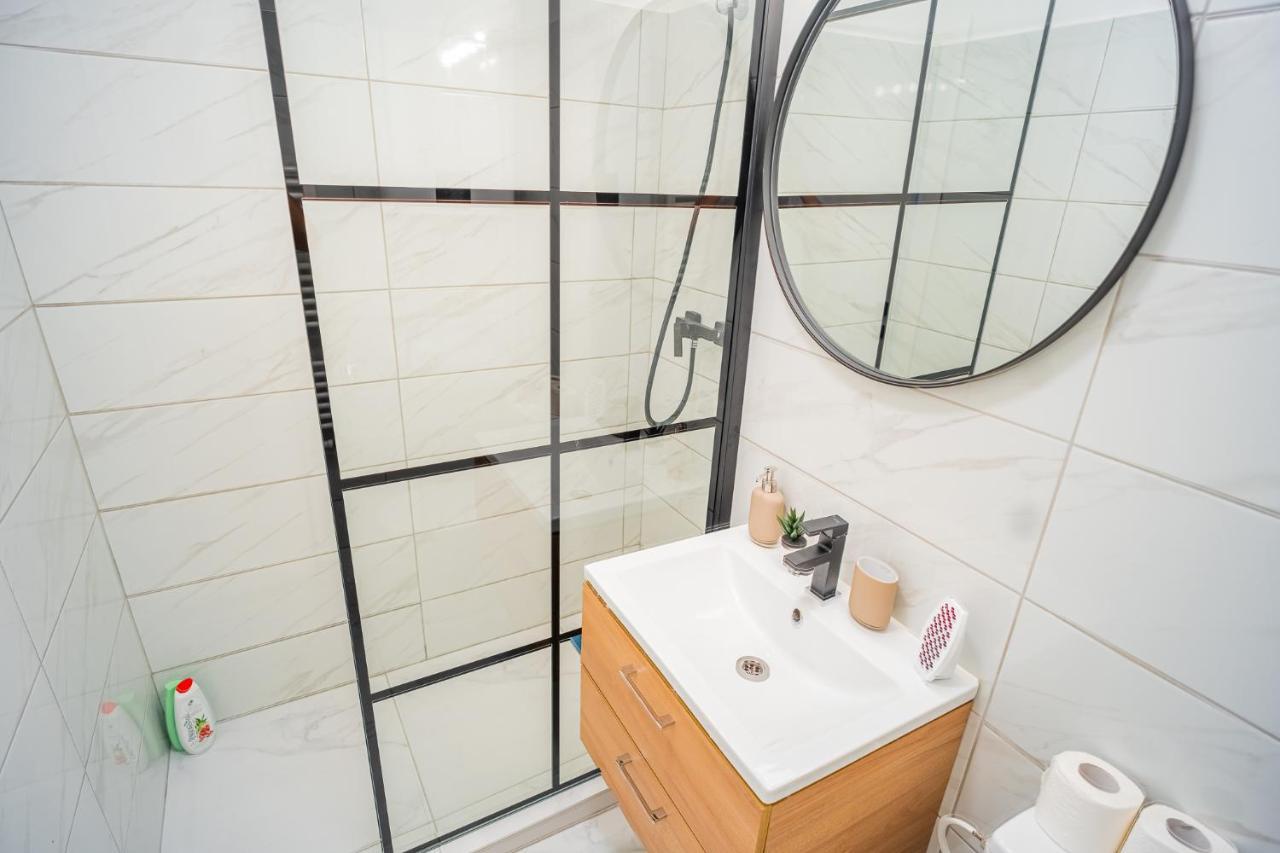 Refreshingly Chic: Newly Renovated 2Br Apartment Bukarest Exterior foto
