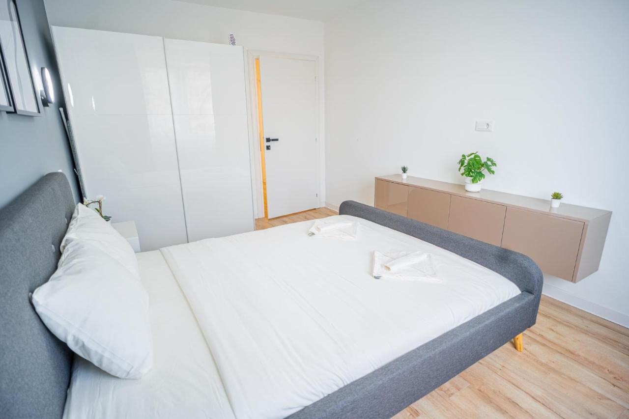 Refreshingly Chic: Newly Renovated 2Br Apartment Bukarest Exterior foto