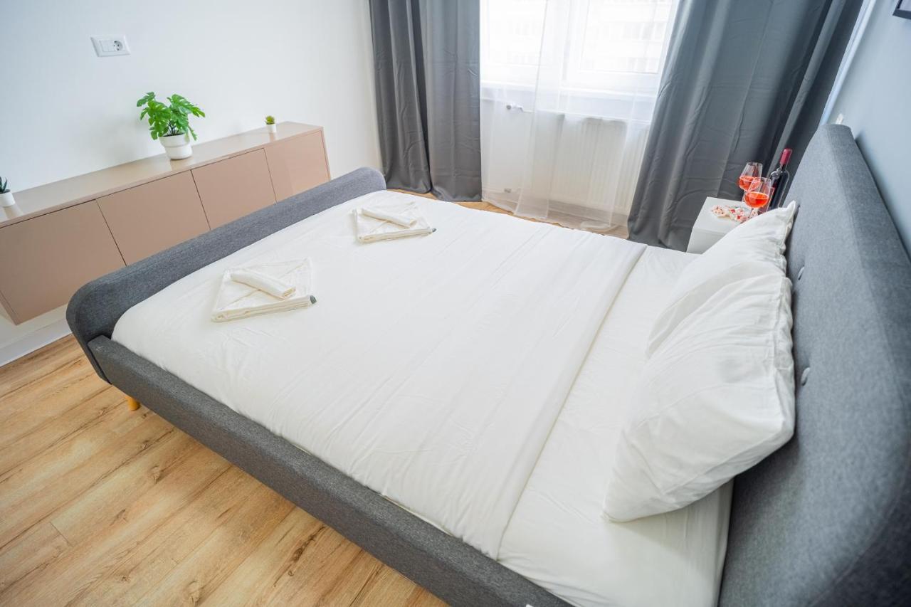Refreshingly Chic: Newly Renovated 2Br Apartment Bukarest Exterior foto